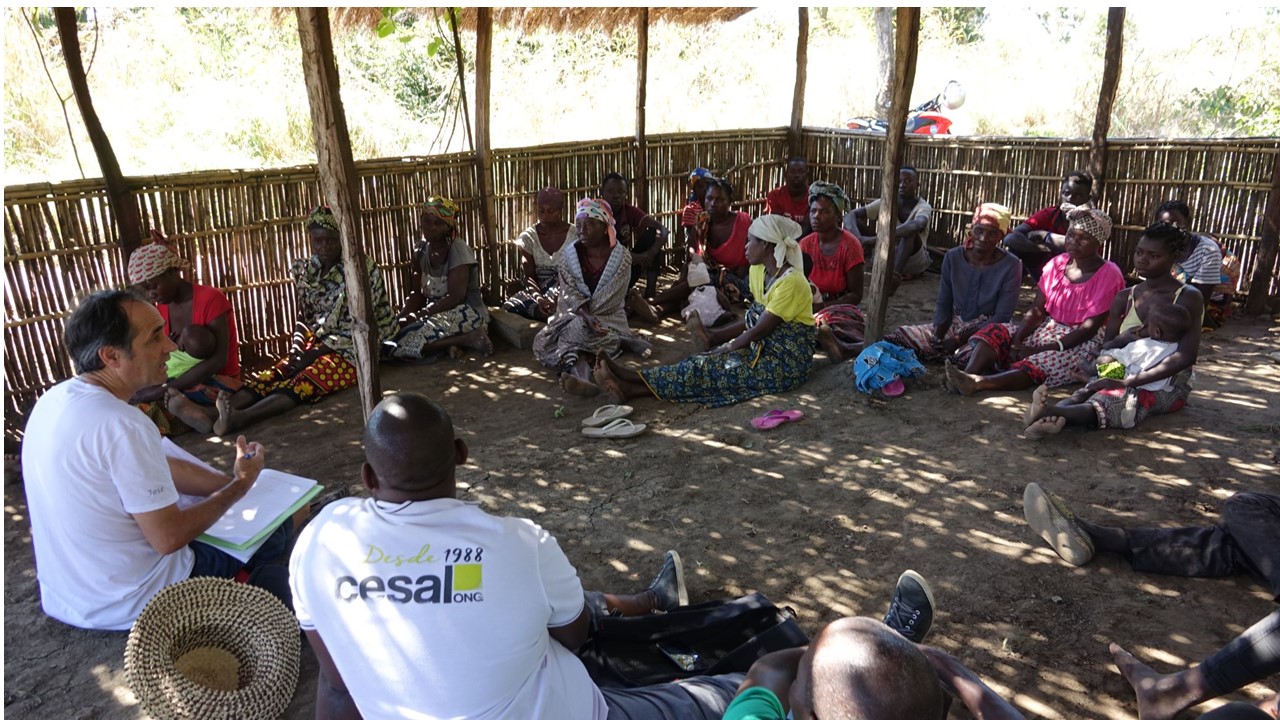 Grupo de discusión con mujeres de una Asociación en Metuge, Mozambique. Consultoría social